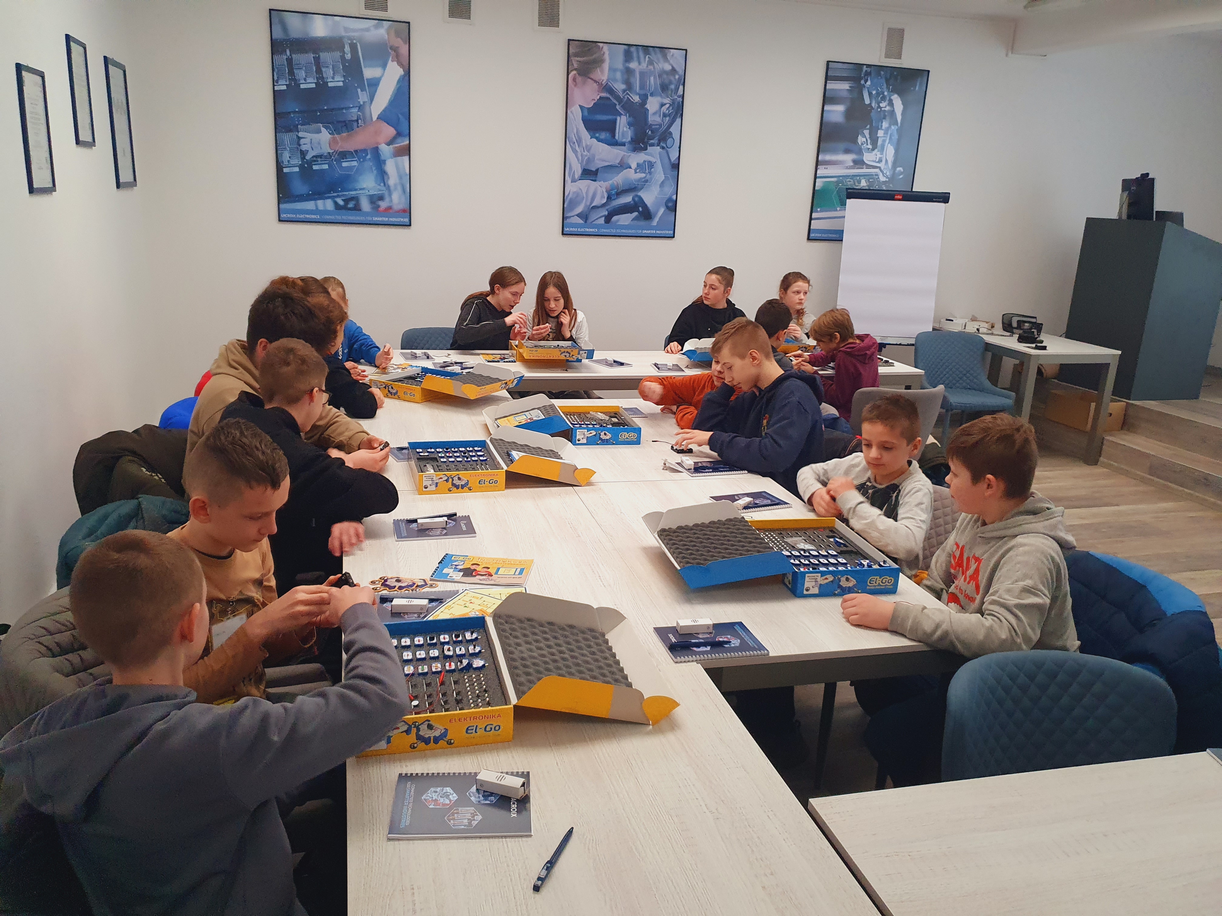 W ramach projektu „Szkoła Bliska Pracy” uczniowie Szkoły Podstawowej w Trumiejach pod opieką pana Karola Różańskiego, uczestniczyli w warsztatach  elektroniki -  organizowane przez zakład Lacroix Kwidzyn. 